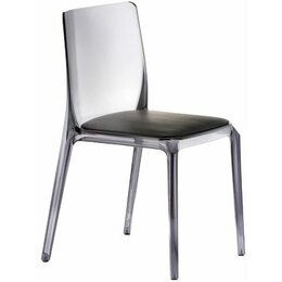 Dizajnová stolička s priehľadného materiálu v rôznych farbách