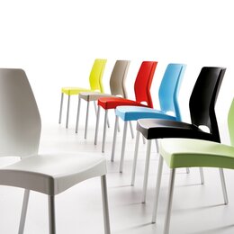 Farebné plastové stoličky pre reštaurácie kaviarne a terasy