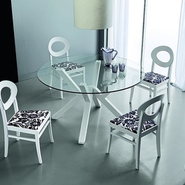 Okrúhly sklenený stôl so stoličkami