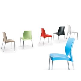 Plastové stoličky pre reštaurácie a kaviarne